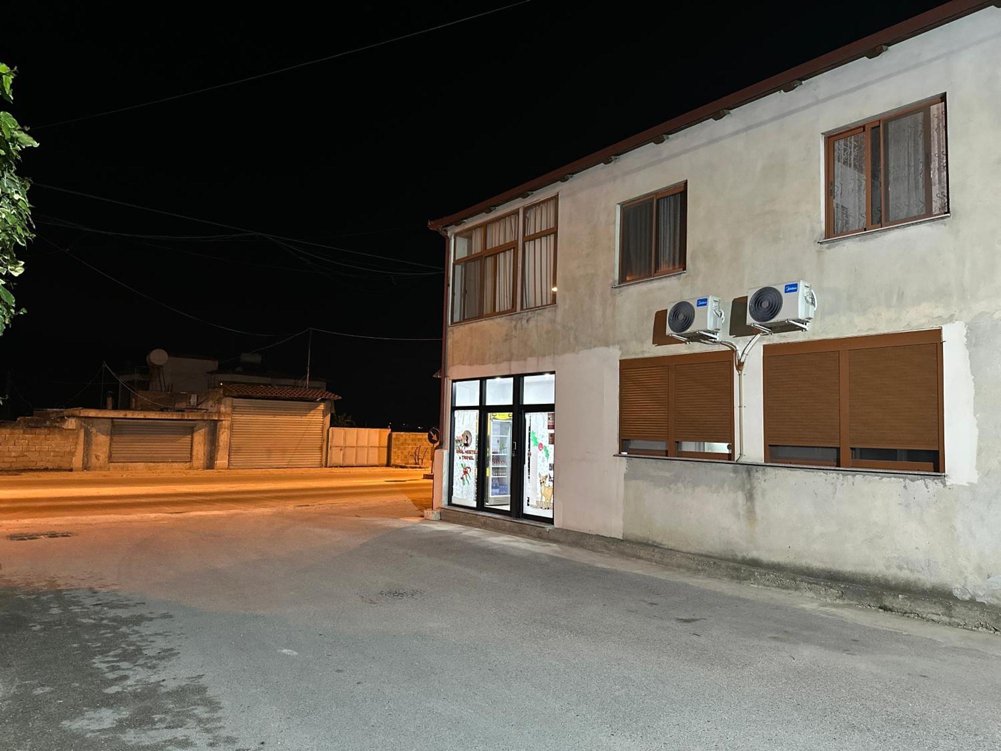 Aral Hostel Berat Eksteriør billede